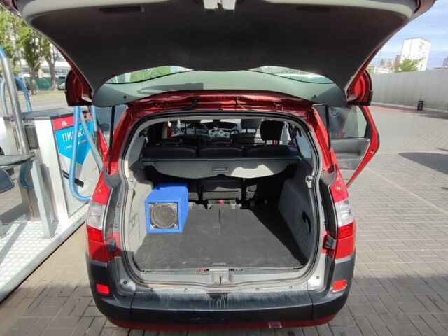 Рено Сценік II 2005 у Києві на Automoto.ua Червоний Рено Сценік II, об'ємом двигуна 2 л та пробігом 280 тис. км за 3500 $, фото 14 на Automoto.ua