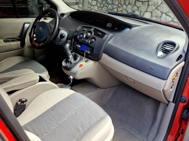 Красный Рено Сценик II, объемом двигателя 1.6 л и пробегом 205 тыс. км за 4700 $, фото 19 на Automoto.ua