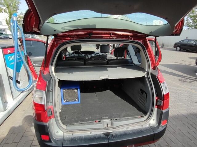 Рено Сценік II 2005 у Києві на Automoto.ua Червоний Рено Сценік II, об'ємом двигуна 2 л та пробігом 280 тис. км за 3500 $, фото 15 на Automoto.ua