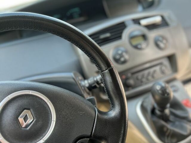 Красный Рено Сценик II, объемом двигателя 1.5 л и пробегом 241 тыс. км за 4279 $, фото 5 на Automoto.ua