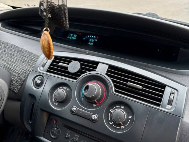 Серый Рено Сценик II, объемом двигателя 1.6 л и пробегом 250 тыс. км за 4600 $, фото 7 на Automoto.ua