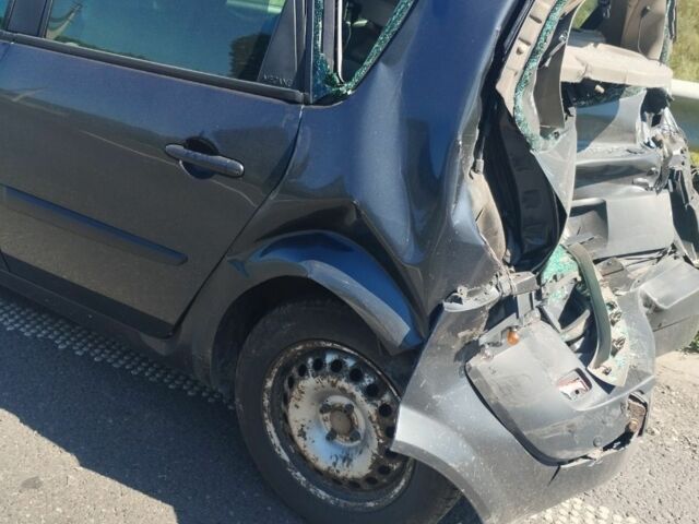 Серый Рено Сценик II, объемом двигателя 2 л и пробегом 418 тыс. км за 1600 $, фото 4 на Automoto.ua