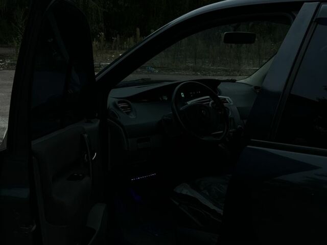 Серый Рено Сценик II, объемом двигателя 1.5 л и пробегом 320 тыс. км за 5000 $, фото 2 на Automoto.ua