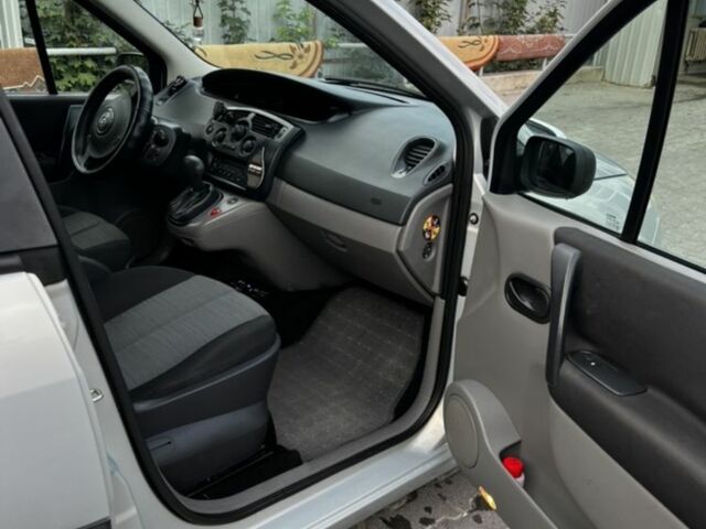 Серый Рено Сценик II, объемом двигателя 1.6 л и пробегом 210 тыс. км за 4600 $, фото 6 на Automoto.ua