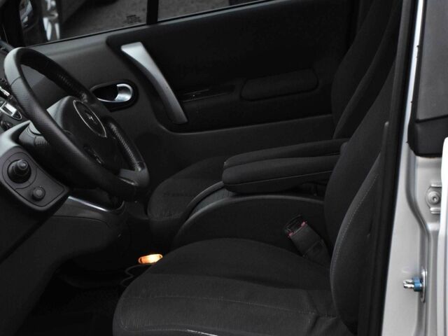 Серый Рено Сценик II, объемом двигателя 1.5 л и пробегом 303 тыс. км за 5500 $, фото 8 на Automoto.ua