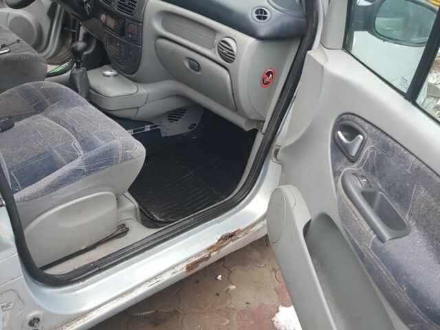 Серый Рено Сценик II, объемом двигателя 1 л и пробегом 1000 тыс. км за 1800 $, фото 6 на Automoto.ua