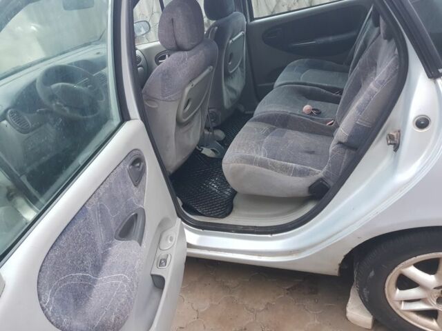 Серый Рено Сценик II, объемом двигателя 1 л и пробегом 1000 тыс. км за 1800 $, фото 2 на Automoto.ua