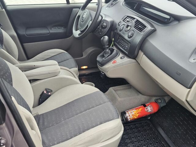 Серый Рено Сценик II, объемом двигателя 0 л и пробегом 280 тыс. км за 2900 $, фото 14 на Automoto.ua