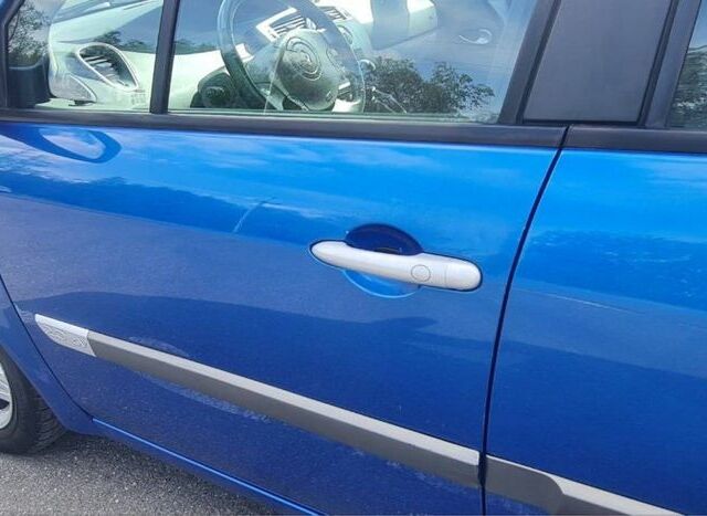 Рено Сценік II 2005 у Буче на Automoto.ua Синій Рено Сценік II, об'ємом двигуна 2 л та пробігом 262 тис. км за 4800 $, фото 3 на Automoto.ua