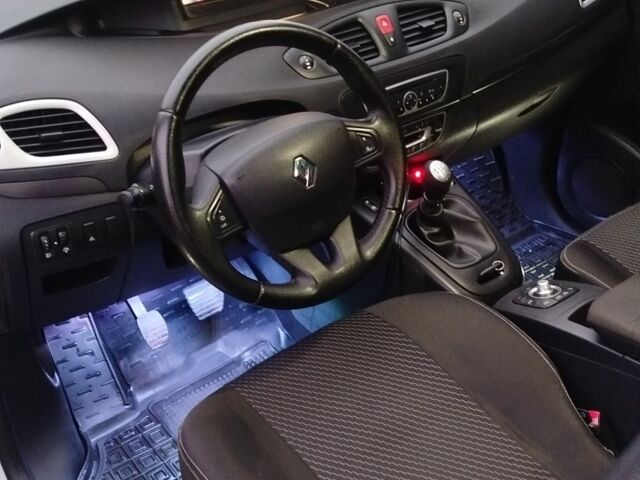 Белый Рено Сценик III, объемом двигателя 1.5 л и пробегом 312 тыс. км за 5900 $, фото 4 на Automoto.ua