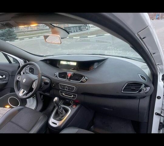 Белый Рено Сценик III, объемом двигателя 1.6 л и пробегом 212 тыс. км за 7500 $, фото 5 на Automoto.ua