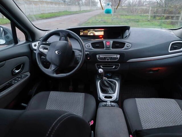 Білий Рено Сценік III, об'ємом двигуна 1.6 л та пробігом 260 тис. км за 7100 $, фото 10 на Automoto.ua