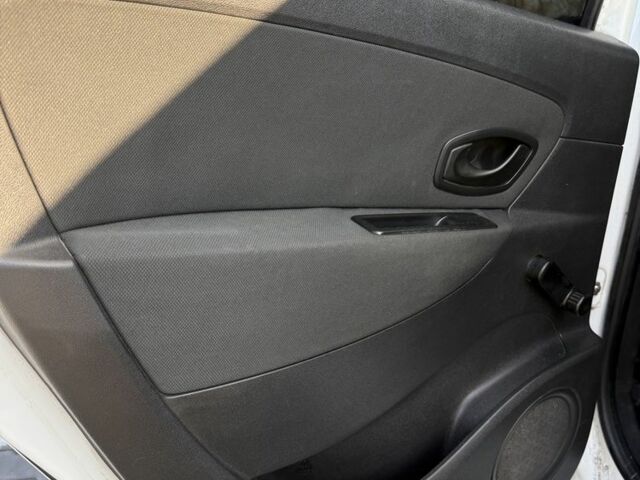 Белый Рено Сценик III, объемом двигателя 1.5 л и пробегом 390 тыс. км за 4900 $, фото 4 на Automoto.ua