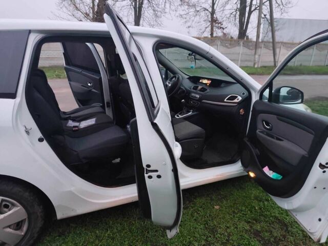 Білий Рено Сценік III, об'ємом двигуна 1.6 л та пробігом 260 тис. км за 7100 $, фото 11 на Automoto.ua