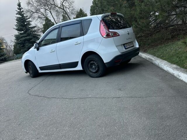 Белый Рено Сценик III, объемом двигателя 1.5 л и пробегом 280 тыс. км за 4650 $, фото 3 на Automoto.ua