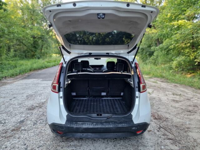 Белый Рено Сценик III, объемом двигателя 1.6 л и пробегом 303 тыс. км за 6750 $, фото 7 на Automoto.ua