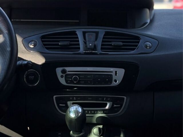 Белый Рено Сценик III, объемом двигателя 1.6 л и пробегом 211 тыс. км за 8700 $, фото 8 на Automoto.ua