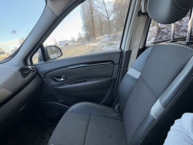 Белый Рено Сценик III, объемом двигателя 1.5 л и пробегом 205 тыс. км за 8000 $, фото 6 на Automoto.ua