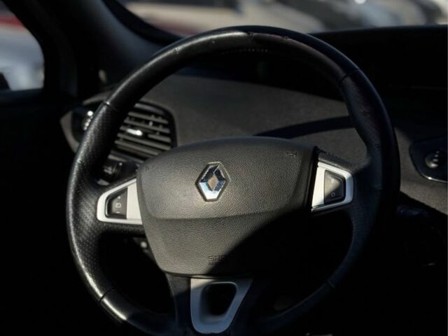 Белый Рено Сценик III, объемом двигателя 1.6 л и пробегом 211 тыс. км за 8700 $, фото 7 на Automoto.ua