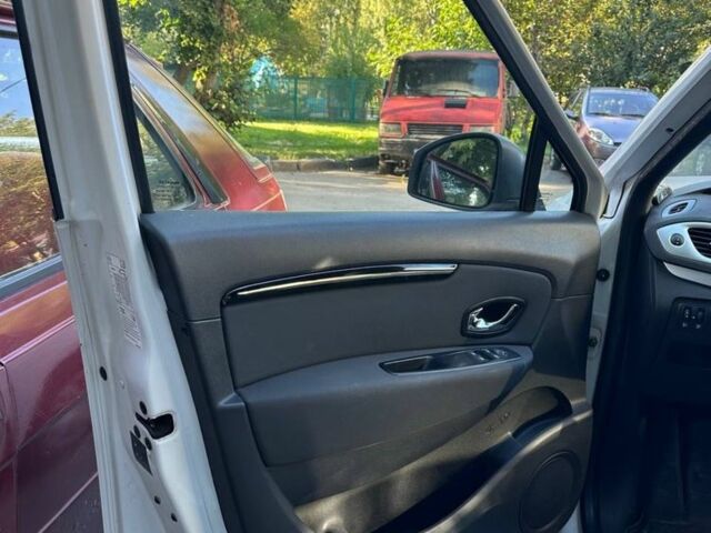 Белый Рено Сценик III, объемом двигателя 1.5 л и пробегом 213 тыс. км за 7799 $, фото 4 на Automoto.ua