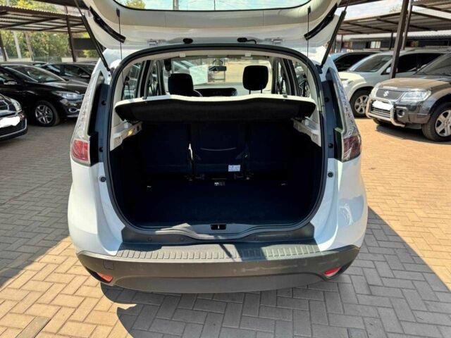 Белый Рено Сценик III, объемом двигателя 1.5 л и пробегом 197 тыс. км за 10500 $, фото 7 на Automoto.ua