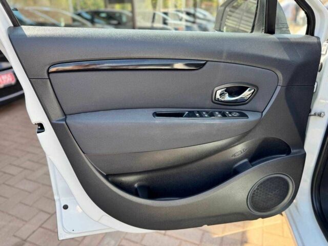 Белый Рено Сценик III, объемом двигателя 1.5 л и пробегом 197 тыс. км за 10500 $, фото 10 на Automoto.ua