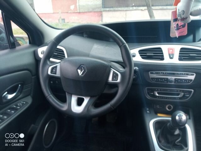 Черный Рено Сценик III, объемом двигателя 2 л и пробегом 238 тыс. км за 7600 $, фото 4 на Automoto.ua