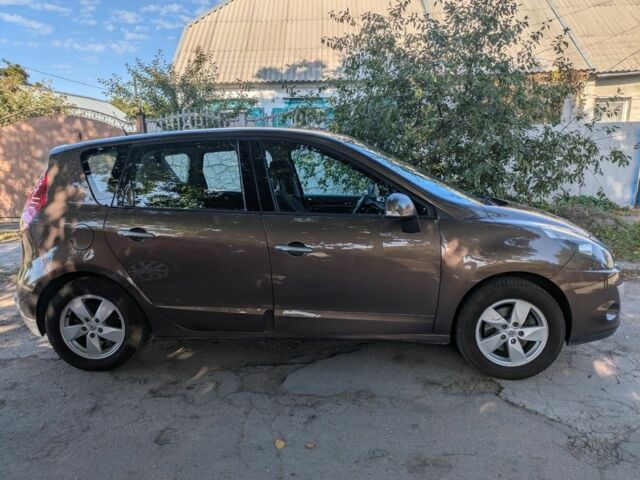 Рено Сценик III 2010 в Днепре (Днепропетровске) на Automoto.ua Коричневый Рено Сценик III, объемом двигателя 1.4 л и пробегом 195 тыс. км за 3600 $, фото 1 на Automoto.ua