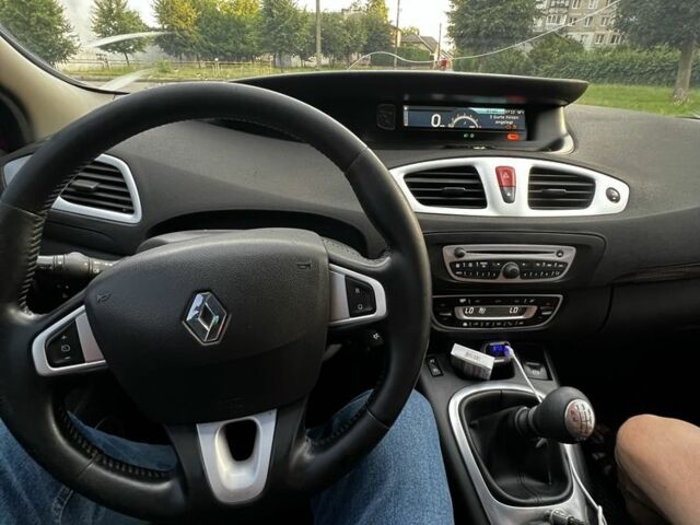 Красный Рено Сценик III, объемом двигателя 1.5 л и пробегом 300 тыс. км за 5800 $, фото 1 на Automoto.ua