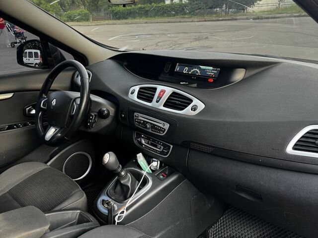 Красный Рено Сценик III, объемом двигателя 1.5 л и пробегом 300 тыс. км за 5800 $, фото 2 на Automoto.ua