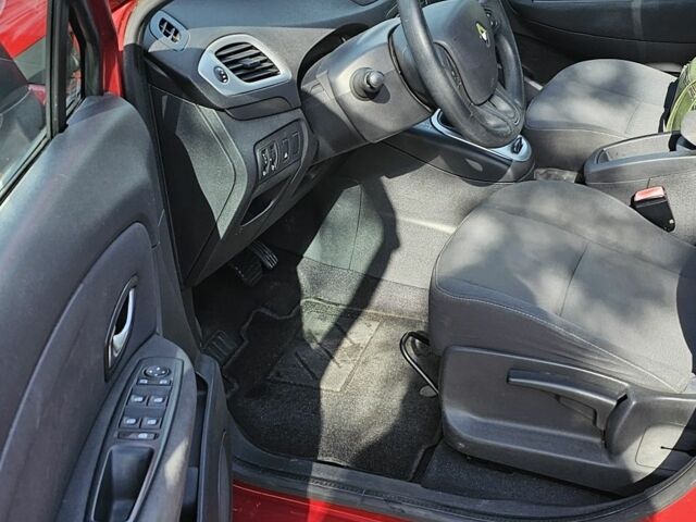 Красный Рено Сценик III, объемом двигателя 2 л и пробегом 224 тыс. км за 8356 $, фото 7 на Automoto.ua