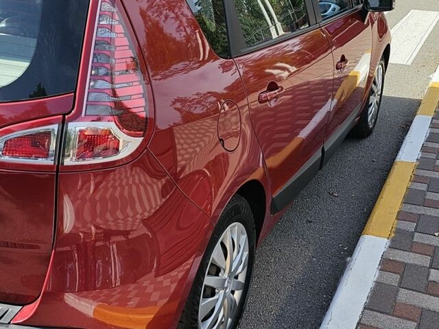 Красный Рено Сценик III, объемом двигателя 2 л и пробегом 224 тыс. км за 8356 $, фото 4 на Automoto.ua