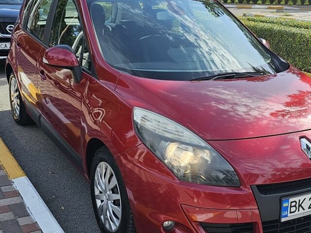 Красный Рено Сценик III, объемом двигателя 2 л и пробегом 224 тыс. км за 8356 $, фото 1 на Automoto.ua