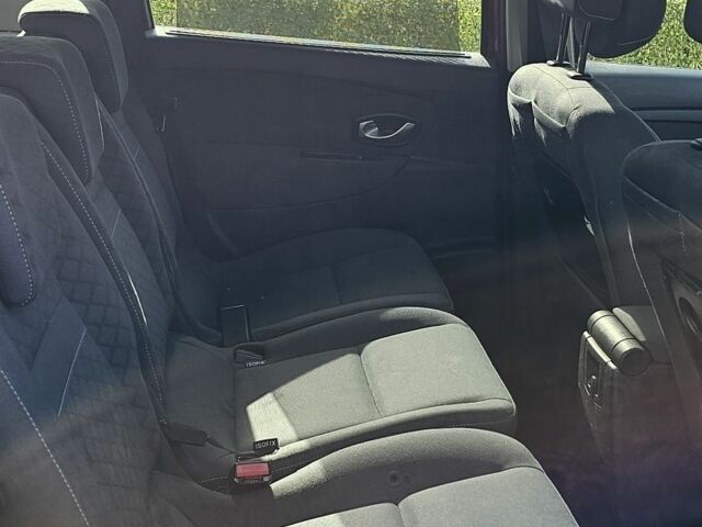 Красный Рено Сценик III, объемом двигателя 2 л и пробегом 224 тыс. км за 8356 $, фото 5 на Automoto.ua