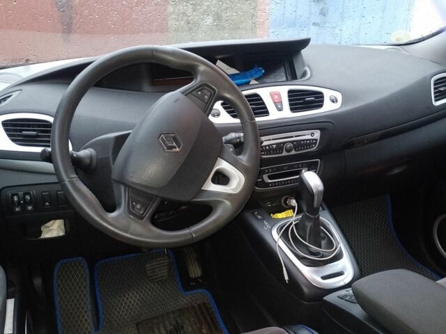 Рено Сценик III 2010 в Полтаве на Automoto.ua Серый Рено Сценик III, объемом двигателя 1.5 л и пробегом 204 тыс. км за 6500 $, фото 4 на Automoto.ua