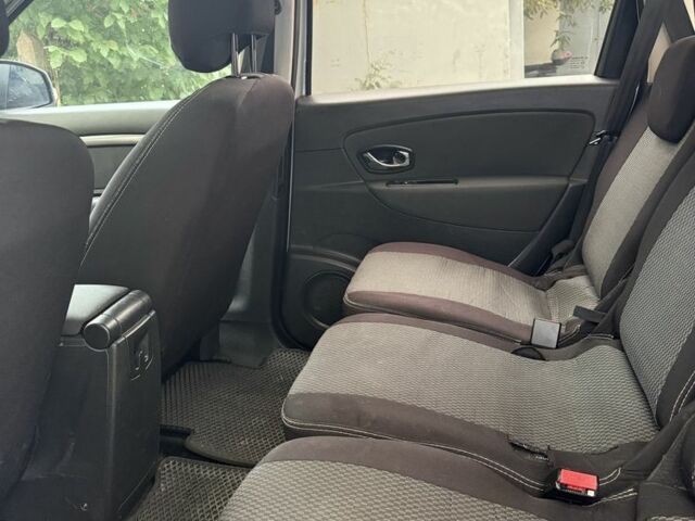 Сірий Рено Сценік III, об'ємом двигуна 1.5 л та пробігом 220 тис. км за 8500 $, фото 1 на Automoto.ua