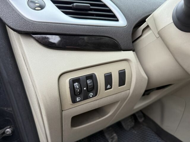 Серый Рено Сценик III, объемом двигателя 1.5 л и пробегом 208 тыс. км за 5700 $, фото 13 на Automoto.ua