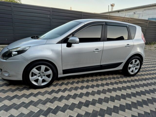 Рено Сценик III 2010 в Николаеве на Automoto.ua Серый Рено Сценик III, объемом двигателя 1.5 л и пробегом 257 тыс. км за 6600 $, фото 3 на Automoto.ua