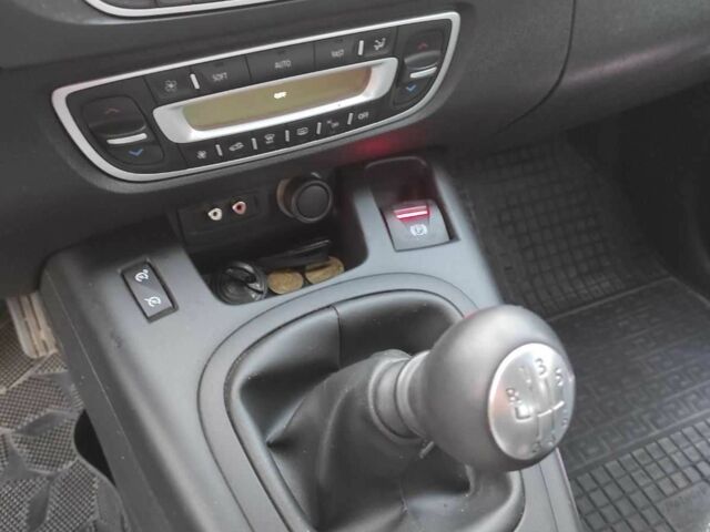 Серый Рено Сценик III, объемом двигателя 1.5 л и пробегом 214 тыс. км за 6500 $, фото 6 на Automoto.ua