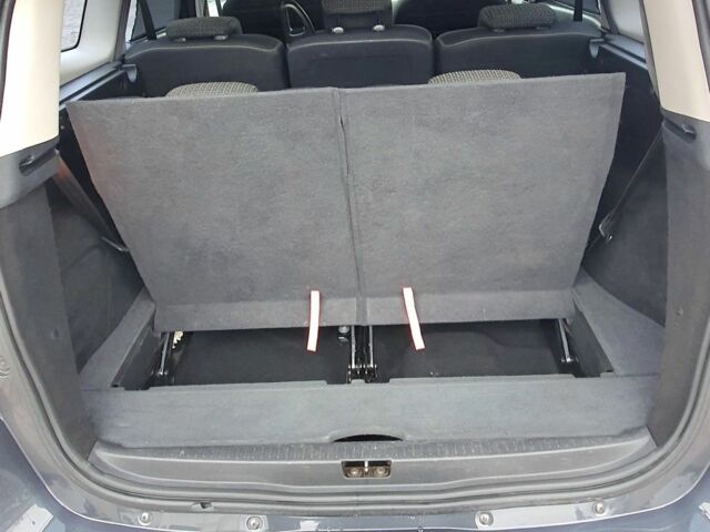 Серый Рено Сценик III, объемом двигателя 1.9 л и пробегом 238 тыс. км за 7300 $, фото 4 на Automoto.ua