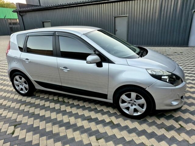 Рено Сценик III 2010 в Николаеве на Automoto.ua Серый Рено Сценик III, объемом двигателя 1.5 л и пробегом 257 тыс. км за 6600 $, фото 2 на Automoto.ua