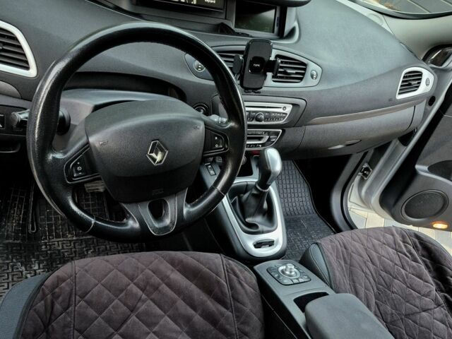Рено Сценик III 2010 в Николаеве на Automoto.ua Серый Рено Сценик III, объемом двигателя 1.5 л и пробегом 257 тыс. км за 6600 $, фото 7 на Automoto.ua