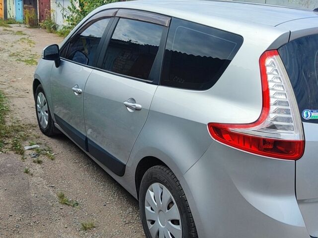 Серый Рено Сценик III, объемом двигателя 1.5 л и пробегом 295 тыс. км за 7500 $, фото 2 на Automoto.ua