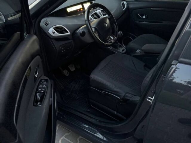 Серый Рено Сценик III, объемом двигателя 1.5 л и пробегом 300 тыс. км за 6000 $, фото 6 на Automoto.ua