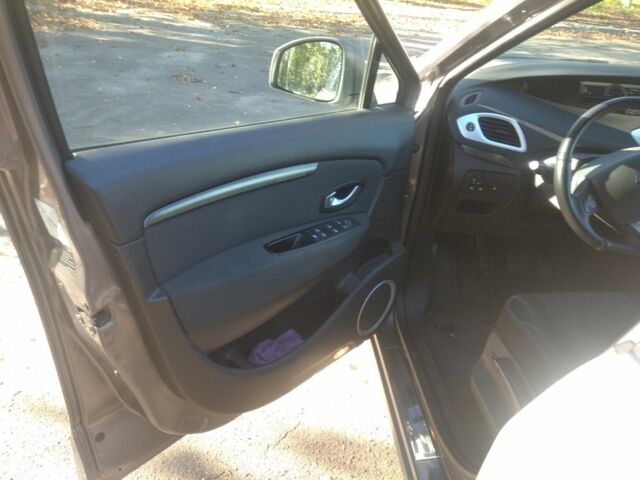 Серый Рено Сценик III, объемом двигателя 1.9 л и пробегом 294 тыс. км за 6500 $, фото 6 на Automoto.ua