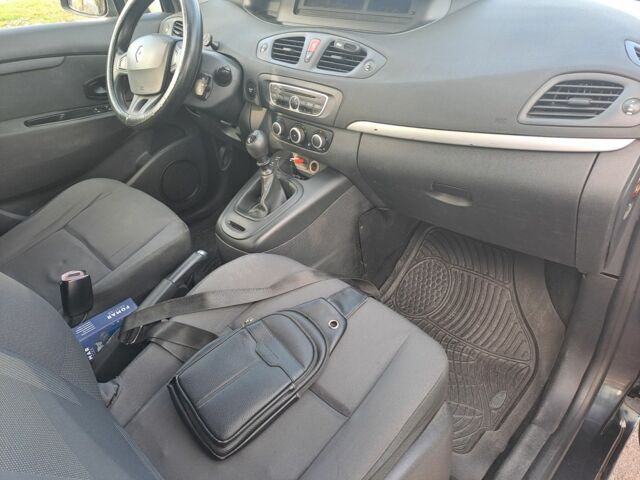 Серый Рено Сценик III, объемом двигателя 1.5 л и пробегом 286 тыс. км за 6400 $, фото 4 на Automoto.ua