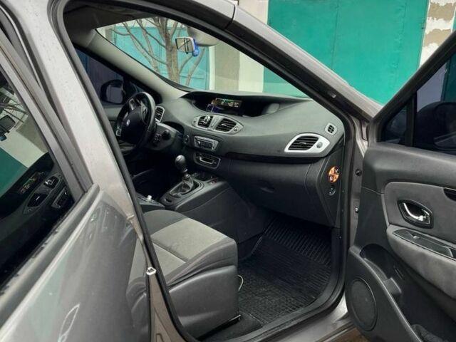 Серый Рено Сценик III, объемом двигателя 1.5 л и пробегом 227 тыс. км за 8900 $, фото 3 на Automoto.ua