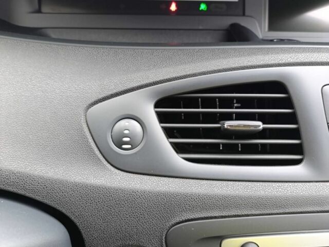 Рено Сценик III 2013 в Черкассах на Automoto.ua Серый Рено Сценик III, объемом двигателя 1.5 л и пробегом 253 тыс. км за 8400 $, фото 2 на Automoto.ua