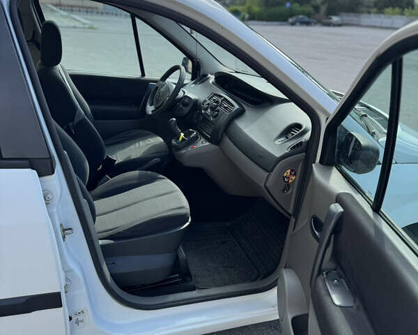 Белый Рено Сценик, объемом двигателя 1.46 л и пробегом 296 тыс. км за 4400 $, фото 10 на Automoto.ua