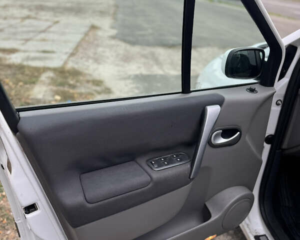 Білий Рено Сценік, об'ємом двигуна 1.46 л та пробігом 231 тис. км за 4450 $, фото 26 на Automoto.ua